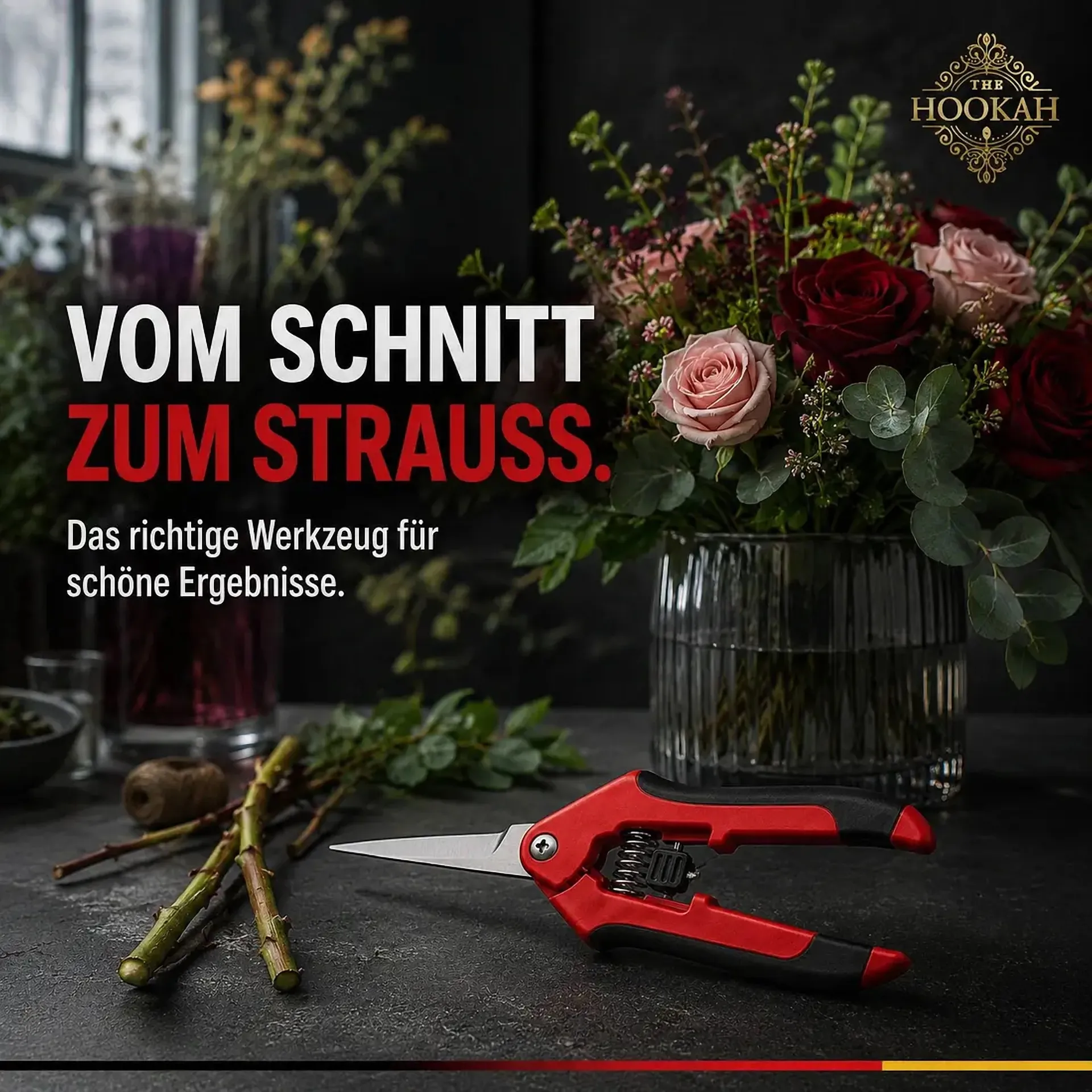 Rote Ernteschere neben einem frisch gebundenen Blumenstrauß